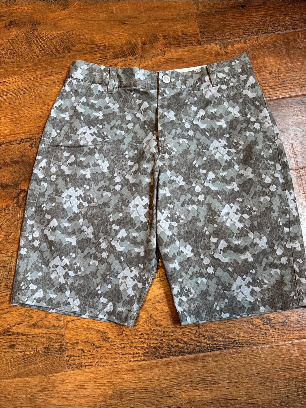 Mens Puma Golf brand shorts in size 32W 10” inseam.
